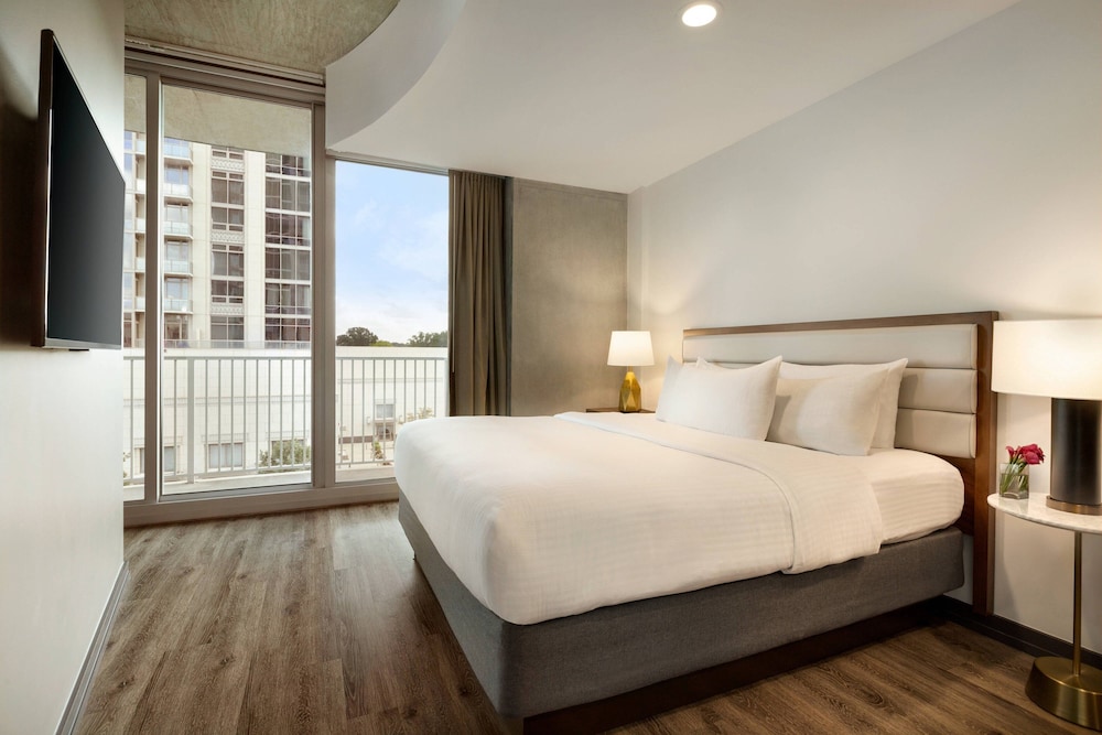 Suite, 2 Bedrooms, Balcony - Photo 3