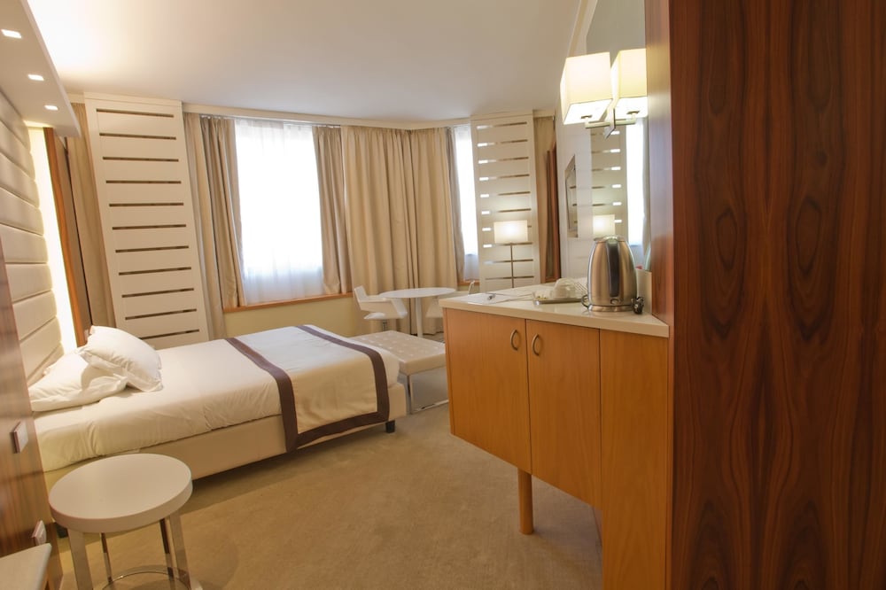 Standard Room, 1 Queen Bed, Non Smoking (Green Room) photo 2
