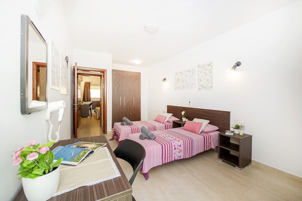 Apartment, 3 Bedrooms, Terrace photo 1