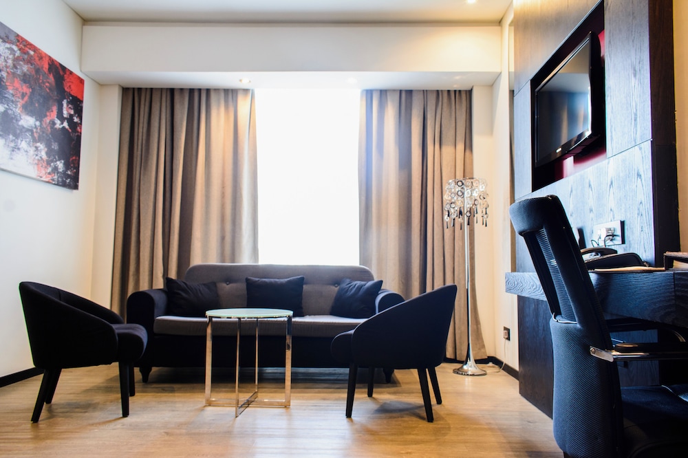 Suite, 1 King Bed, City View