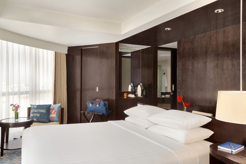 Executive Room, 1 King Bed, City View - Photo 2