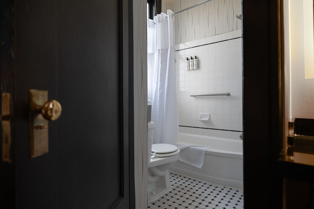 Suite, 1 Bedroom - Photo 2