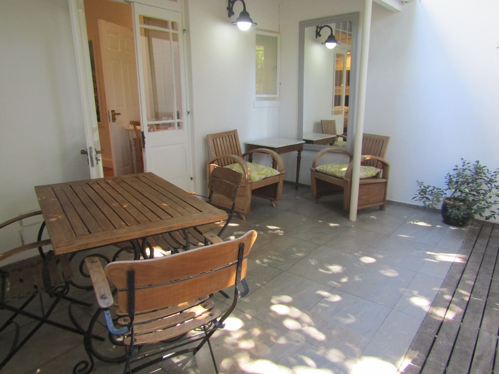 Classic Double Room, 1 Queen Bed, Courtyard Area photo 3