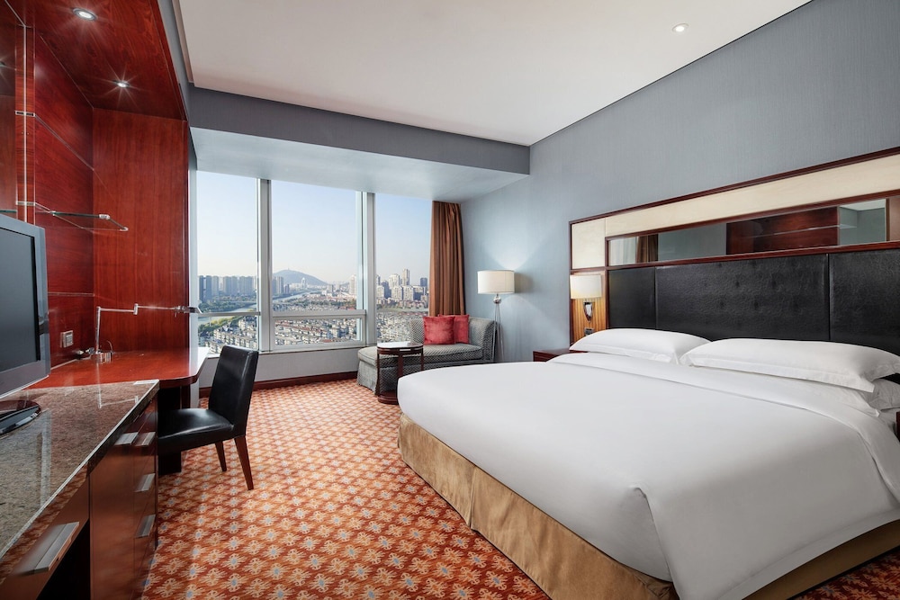 Standard Room, 1 King Bed, Club Lounge Access (Canal View, High Floor) - Photo 3