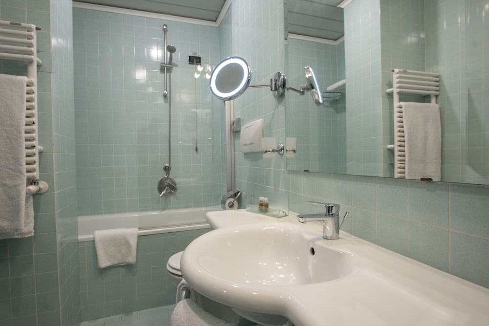 Superior Double Room thumbnail 5