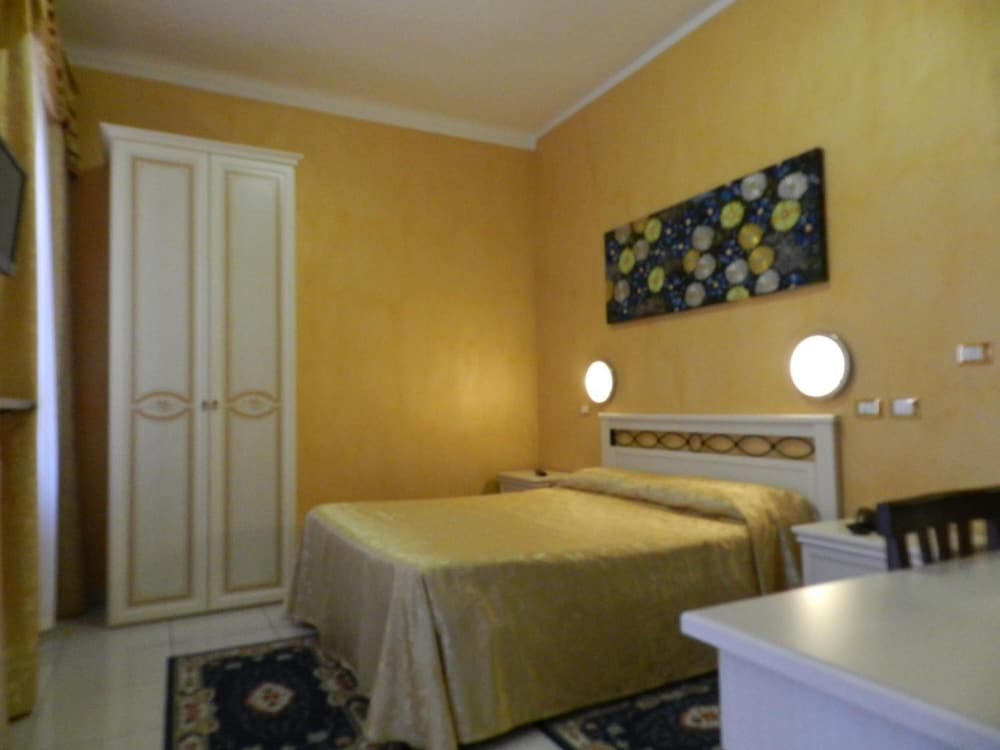 Standard Double or Twin Room - Photo 6