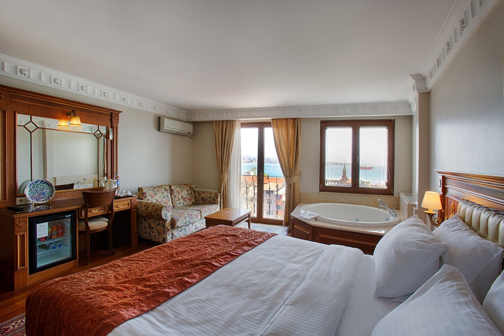 Superior Room, 1 King Bed with Sofa bed, Jetted Tub, Sea View photo 2