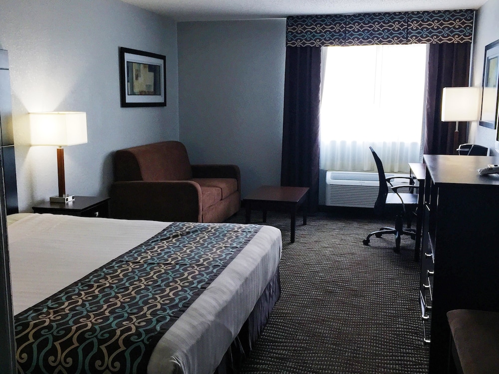 Standard Room, 1 King Bed, Non Smoking, Refrigerator & Microwave photo 3