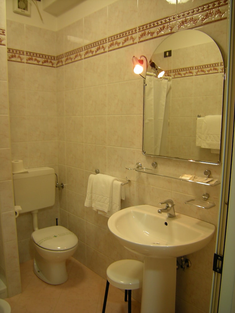Double or Twin Room - Photo 6