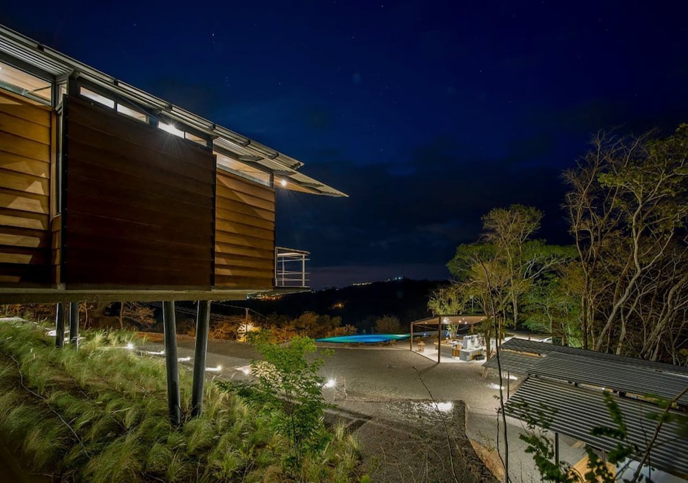 Exclusive Studio Suite, 1 King Bed, Ocean View photo 2