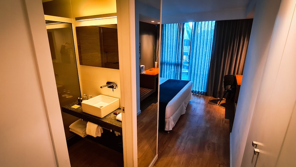 Standard Room, 1 Queen Bed photo 3