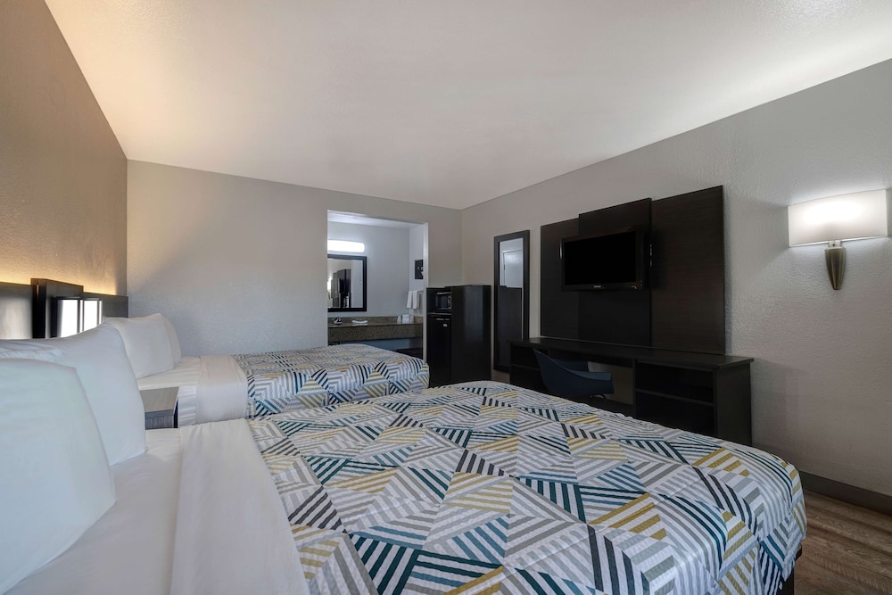 Deluxe Room, 2 Queen Beds, Non Smoking, Refrigerator & Microwave photo 3