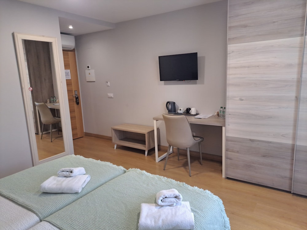 Deluxe Twin Room, Private Bathroom - Photo 2