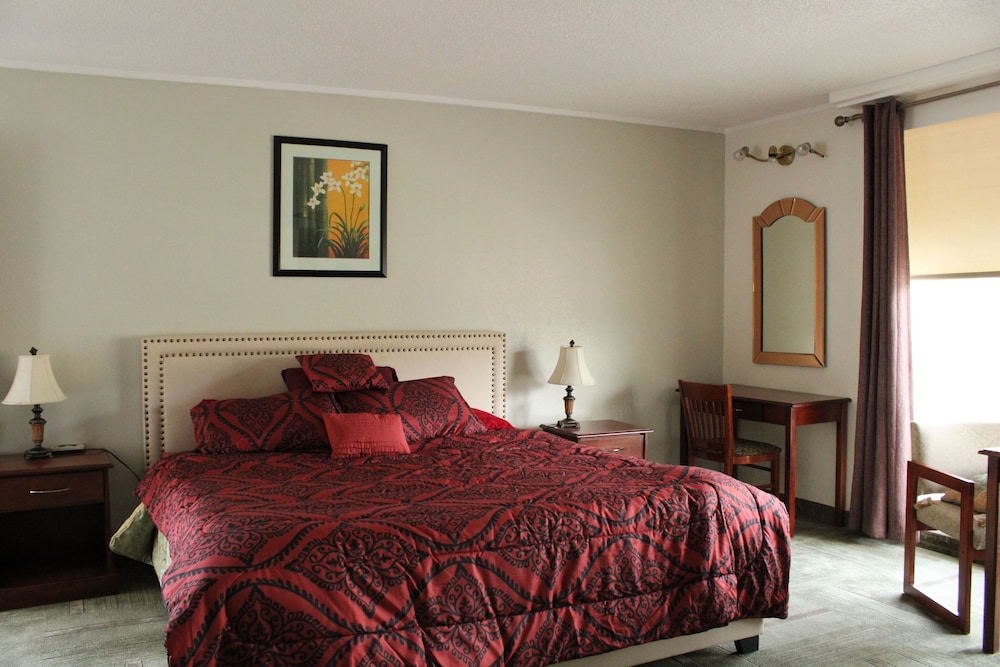 Standard Room, 1 Queen Bed (Newly remodeled bathrooms)