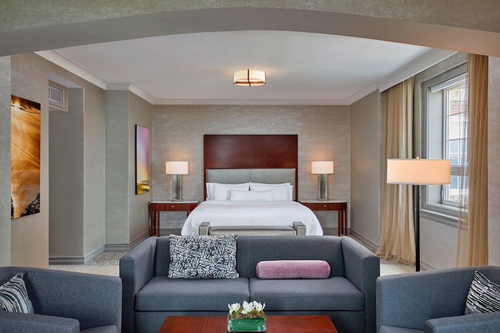 Junior Studio Suite, 1 King Bed with Sofa bed
