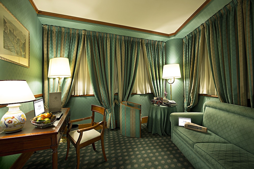 Senior Suite, 1 Queen Bed - Photo 1