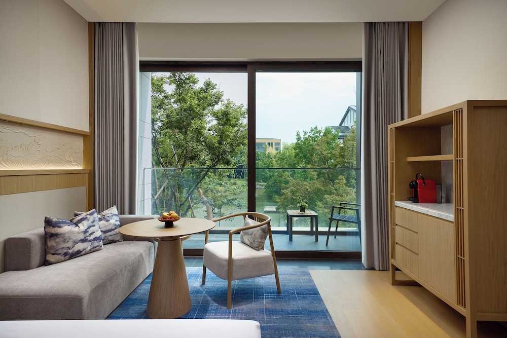 Room, Multiple Beds, Balcony, Lake View photo 2