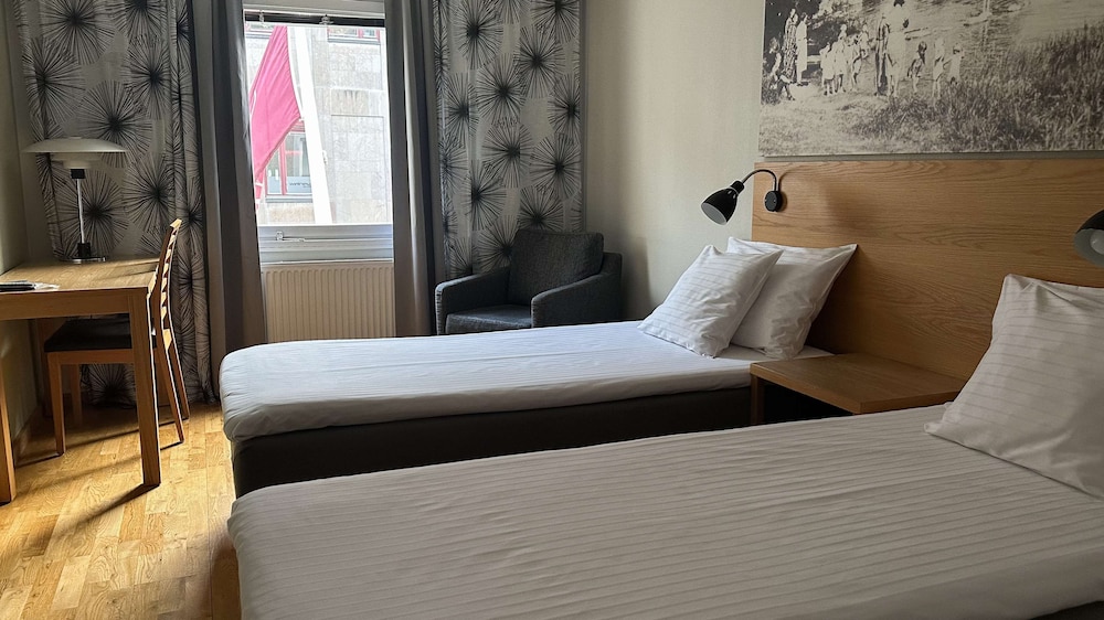 Economy Room, 2 Twin Beds, Non Smoking - Photo 2