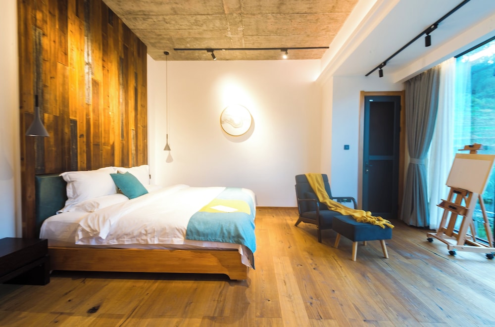 Suite, Hill View