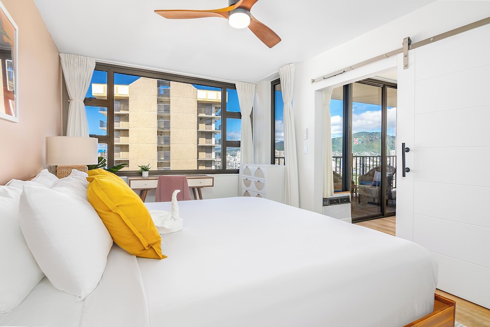 Premium Remodeled Condo with Ocean View and Parking: Condo, 1 Bedroom, Ocean View (0120) photo
