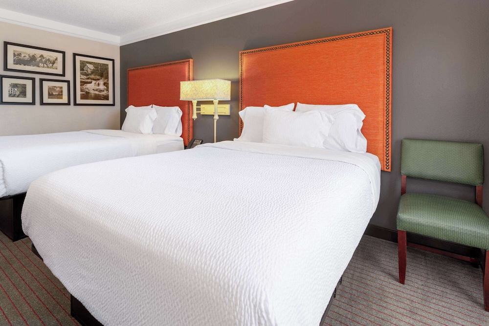 Suite, 2 Queen Beds, Non Smoking - Photo 3