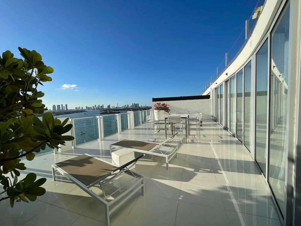 Suite, Tower - Photo 1