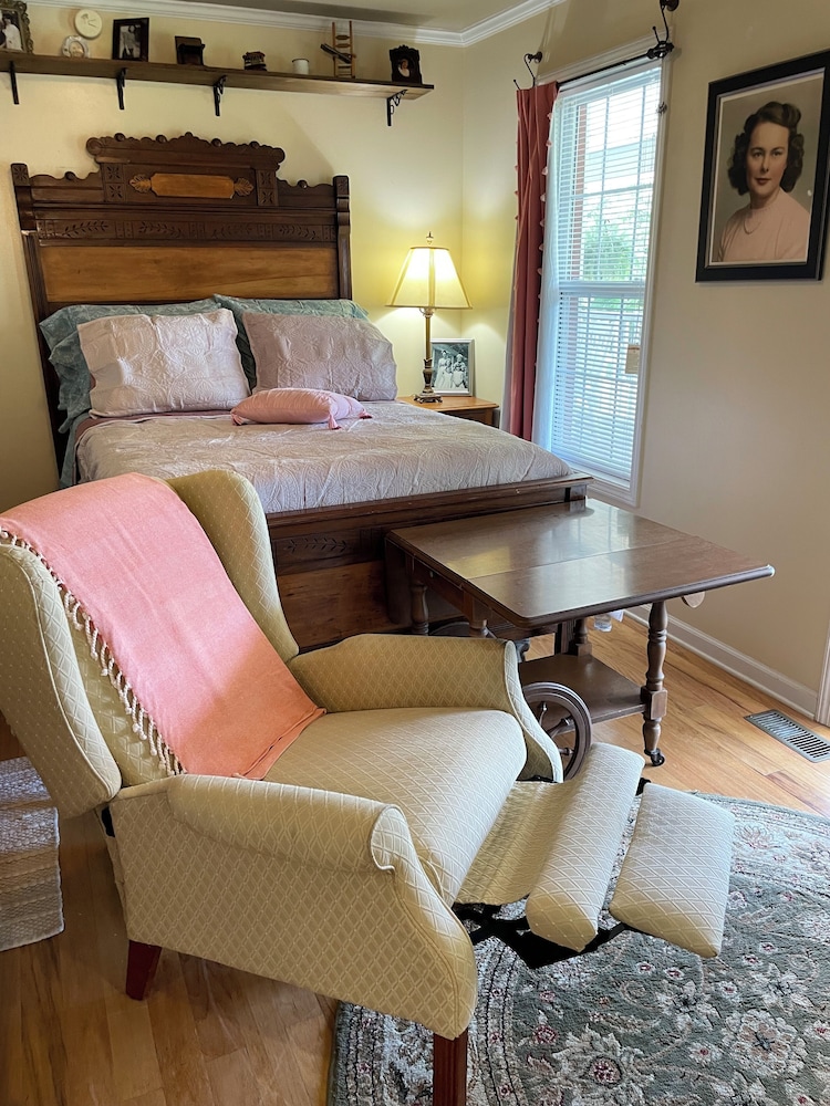 "Romantic Studio Suite (Country Sweethearts/Slater Room) photo 1