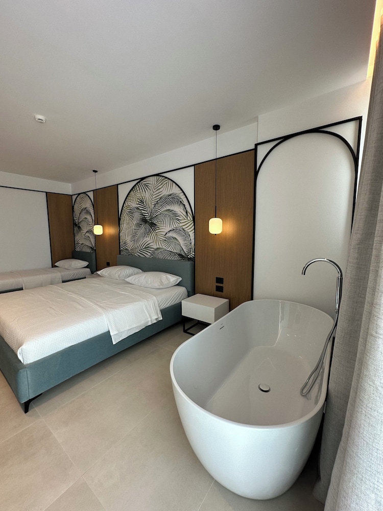 Superior Triple Room, Hot Tub, Sea View photo 3