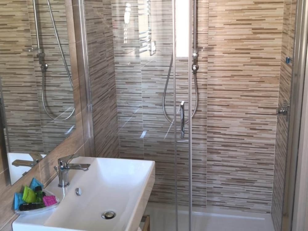 Junior Suite, Ensuite (with shower balcony), photo 6