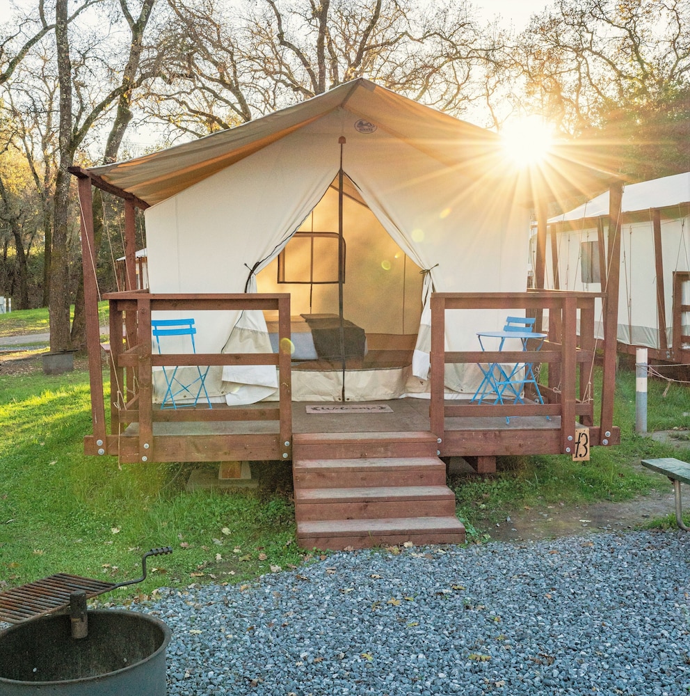 Premium Tent, 2 Queen Beds, Patio, Garden View photo 3