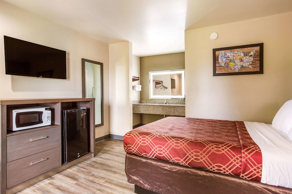 Room, 1 King Bed, Non Smoking (Jacuzzi) photo 2