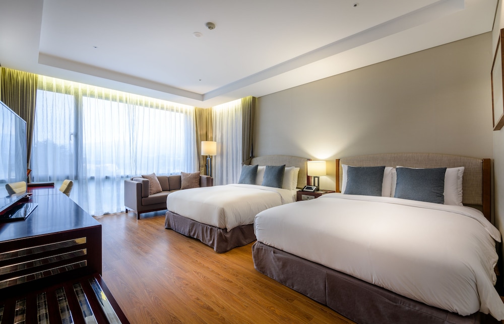 Junior Suite (2 Double Beds)