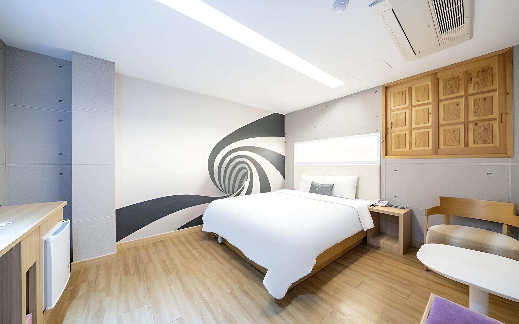Room (Standard room bed (Netflix available)) photo 2