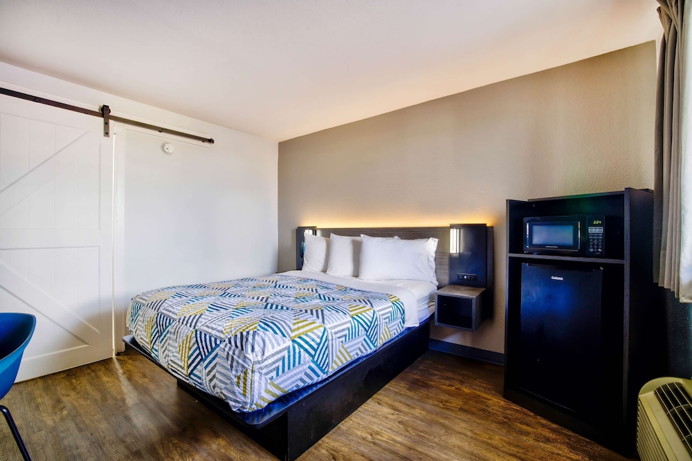 Standard Room, 1 Queen Bed, Non Smoking photo 2
