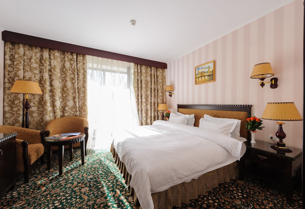 Standard Room, 1 King Bed, Balcony, Park View photo 1