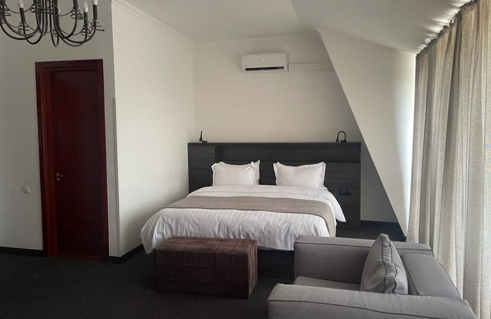 Room, Balcony