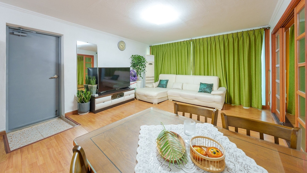 Basic Room, 1 Bedroom (yellow 102)