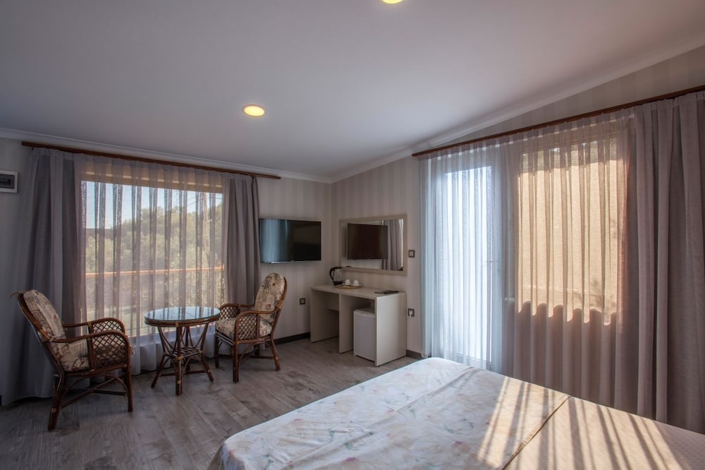 Deluxe Double Room, 1 Double Bed, Balcony, Sea View photo 3