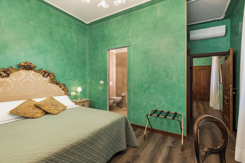 Superior Double Room thumbnail 5