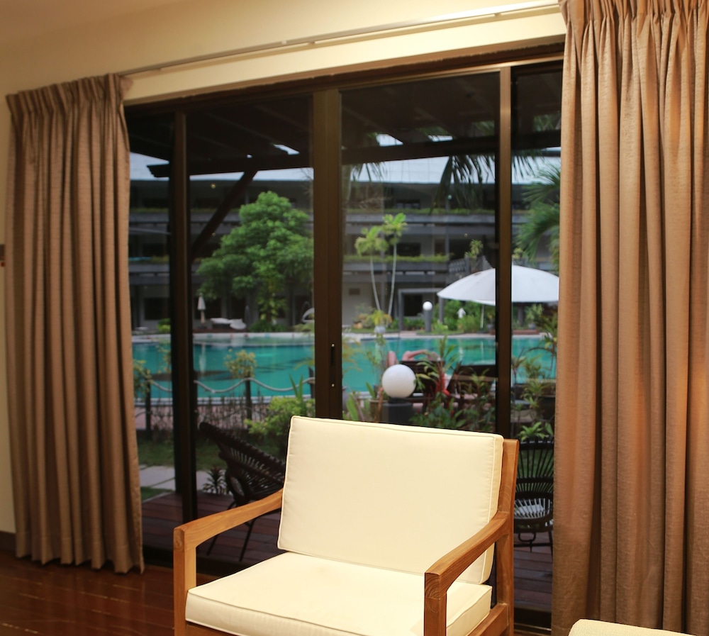 Deluxe Pool View With Balcony photo 2