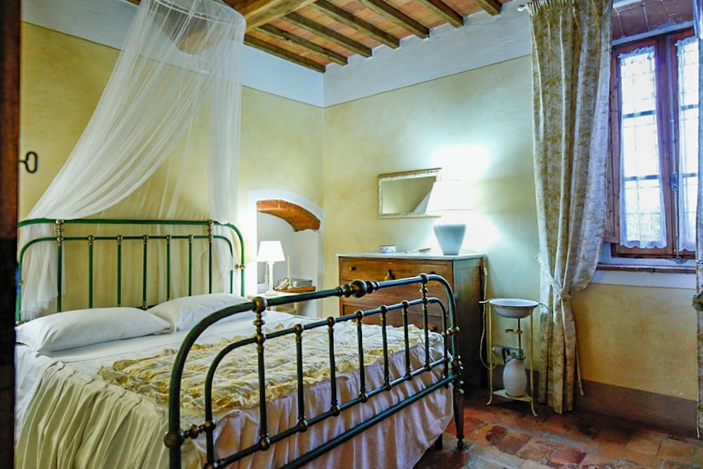 Family Apartment, 3 Bedrooms, Mountainside (Francigena Loggia Pergola Shared Pool)