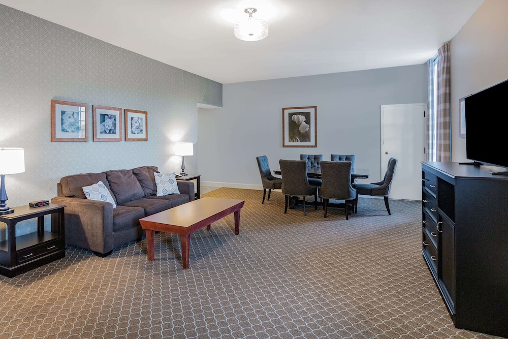 Suite, 1 King Bed, Non Smoking, Balcony (Parlor) photo 1