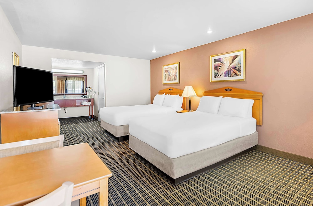 Standard Room, 2 Queen Beds, Non Smoking, Refrigerator & Microwave - Photo 3