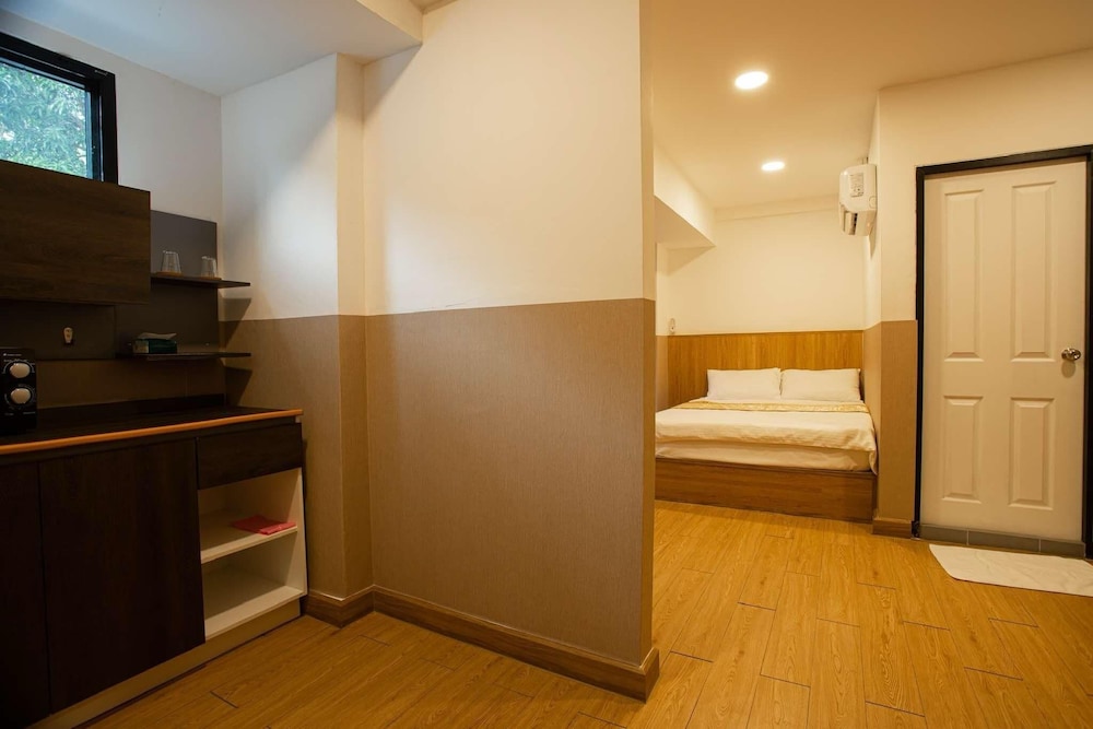 Standard Room, 1 King Bed, Non Smoking photo 3