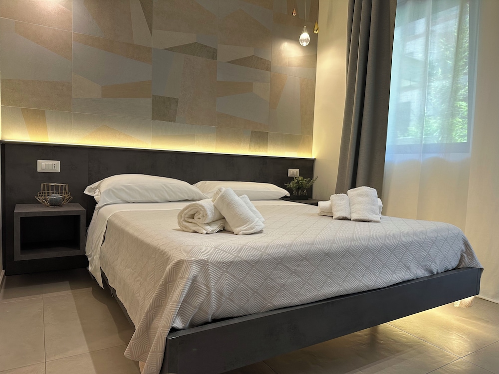 Deluxe Room, 1 Queen Bed, Private Bathroom photo 2