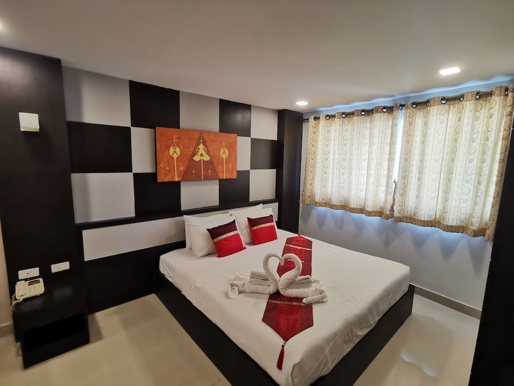 Deluxe Double or  Twin with Breakfast and Airport Transfer - Photo 1