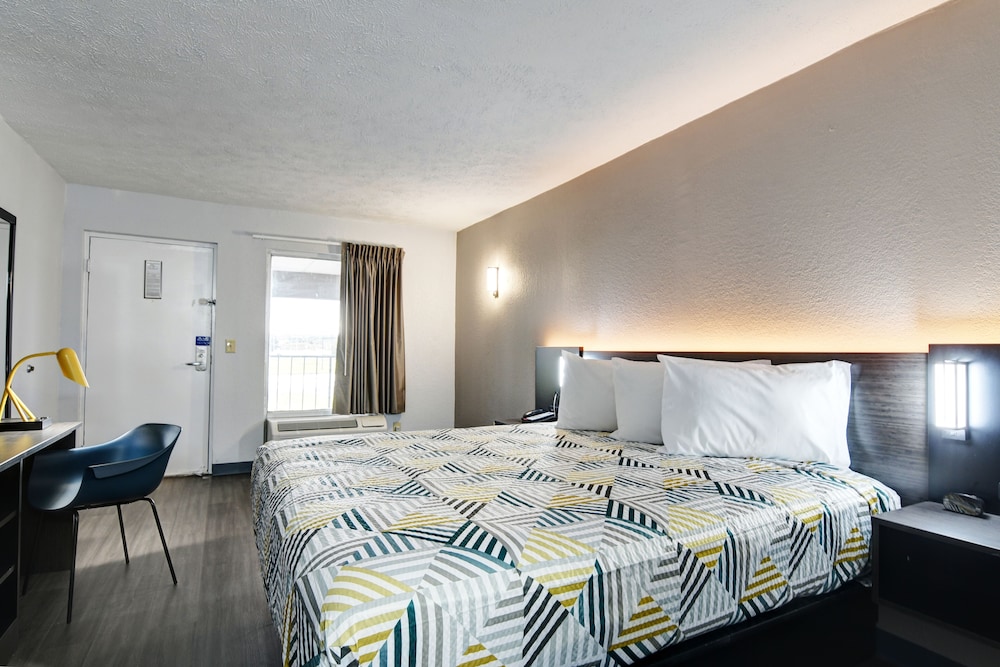 Standard Room, 1 King Bed, Non Smoking, Kitchenette - Photo 1