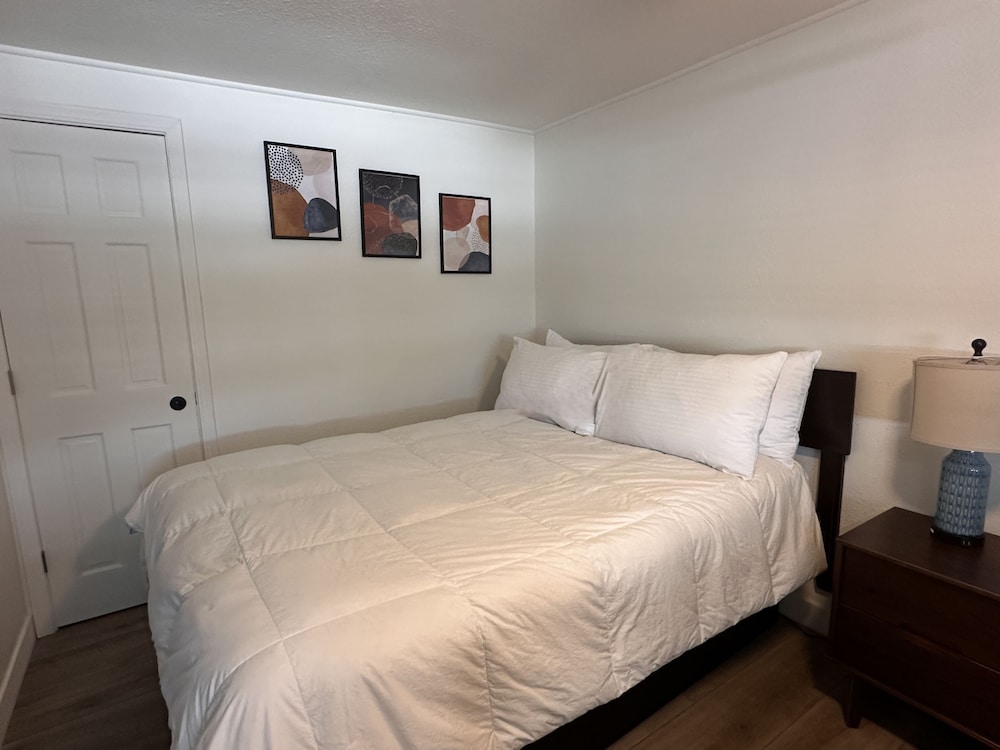 Economy Studio, 1 Queen Bed with Sofa bed, Refrigerator & Microwave, Poolside