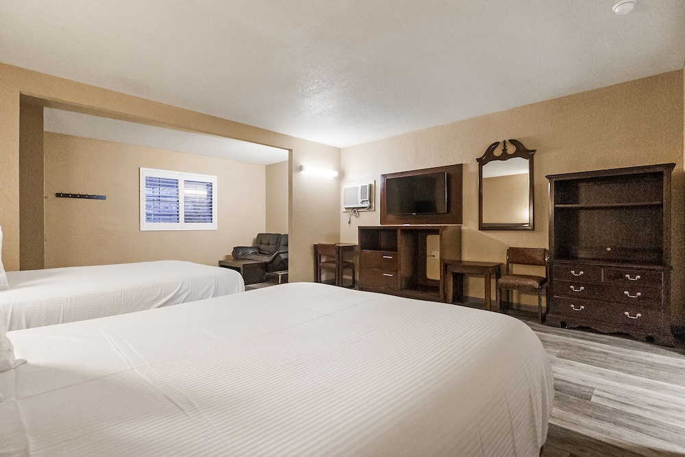 Suite, 2 Queen Beds, Non Smoking photo 2