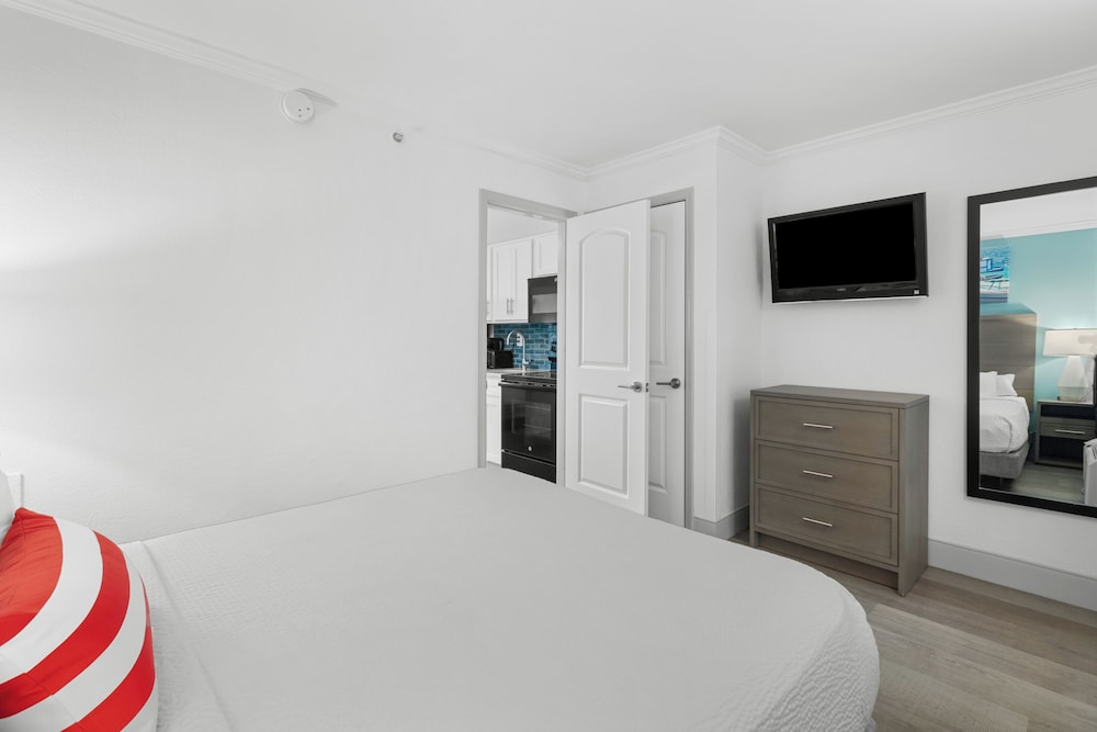 Schooner Oceanfront Deluxe Junior Cabana Suite - Photo 2